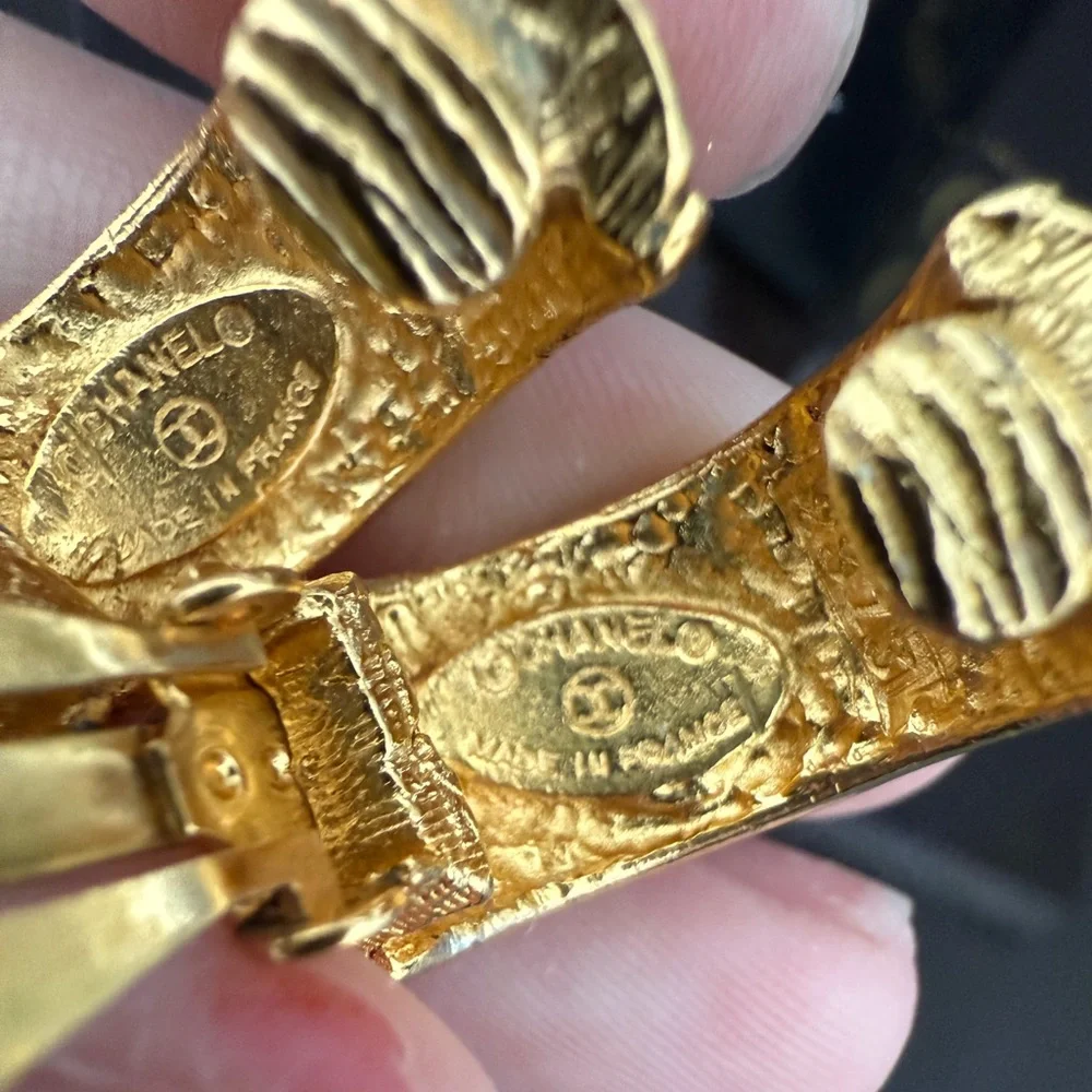 LOT 2137 24K gold plated CHANEL vintage clip on earrings